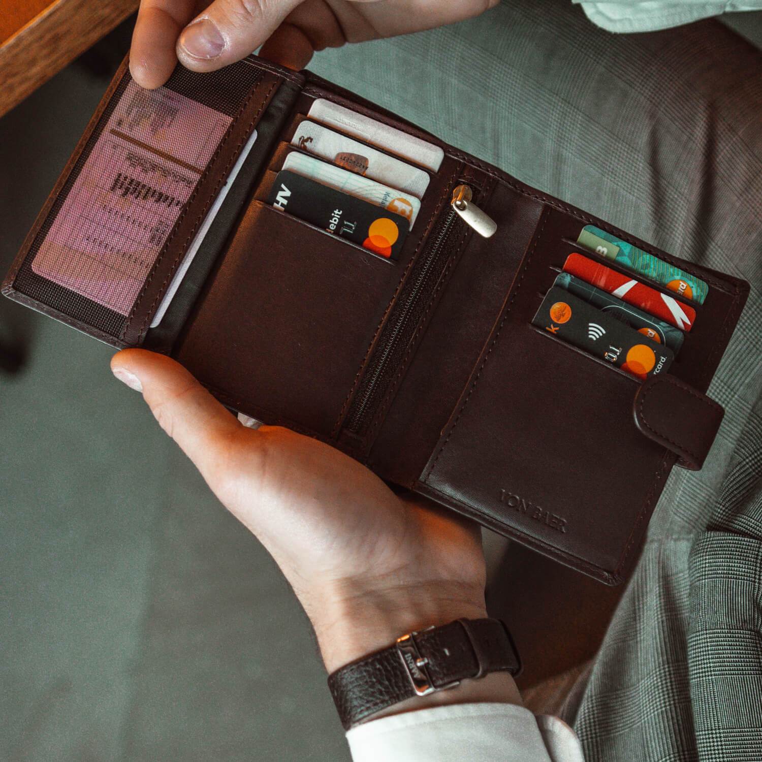 How To Put Money in a Trifold Wallet? Von Baer