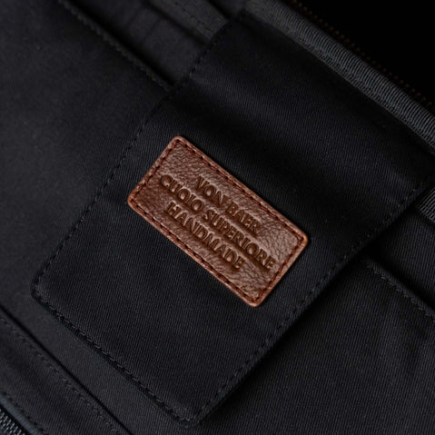 Von Baer 10x women's high-quality leather laptop travel bag Cuoio Superiore, handmade laptop compartment close-up.