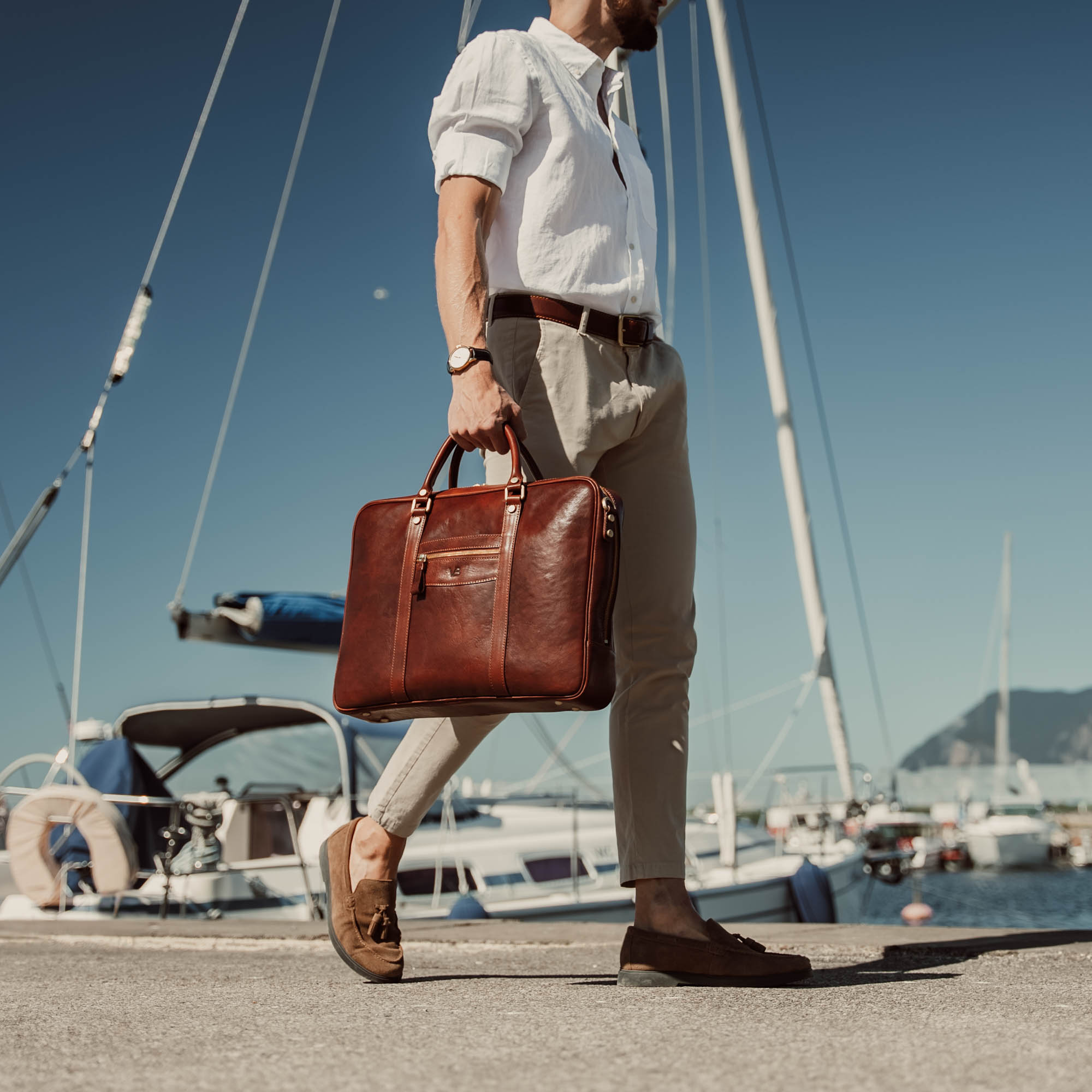 von-baer-city-large-leather-laptop-bag-luxury-design-brown-in-hands-of-stylish-male-model-in-harbour