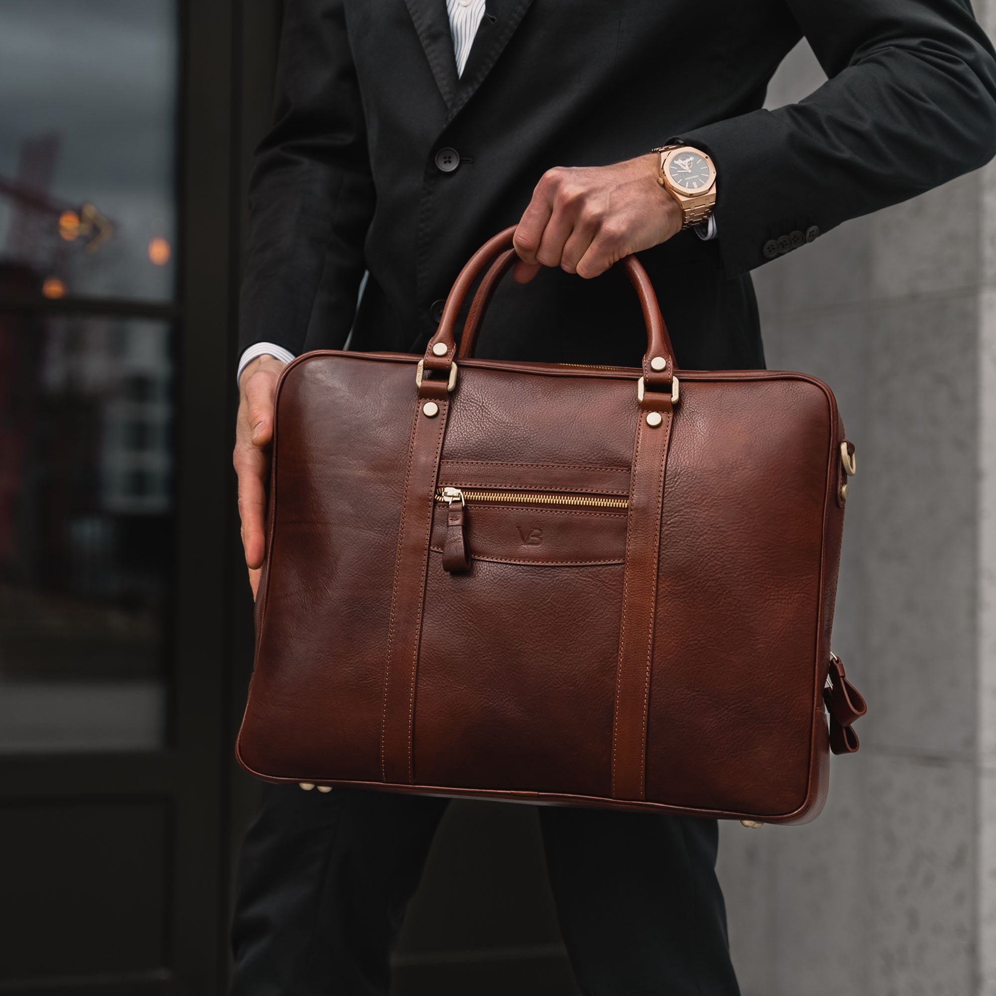 von baer city top luxurious large leather mens laptop bag for work brown carried by male model