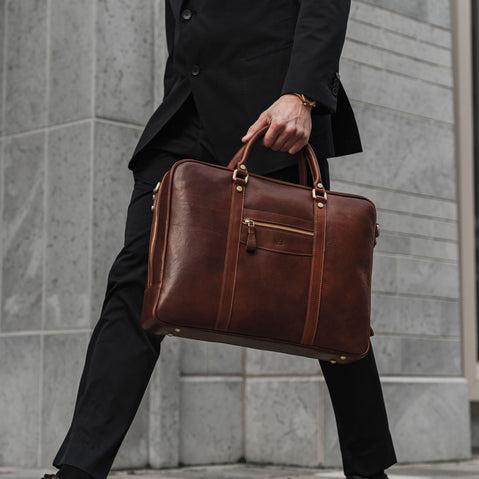 von baer city top luxurious large leather mens laptop bag for work brown in the hand of a male model