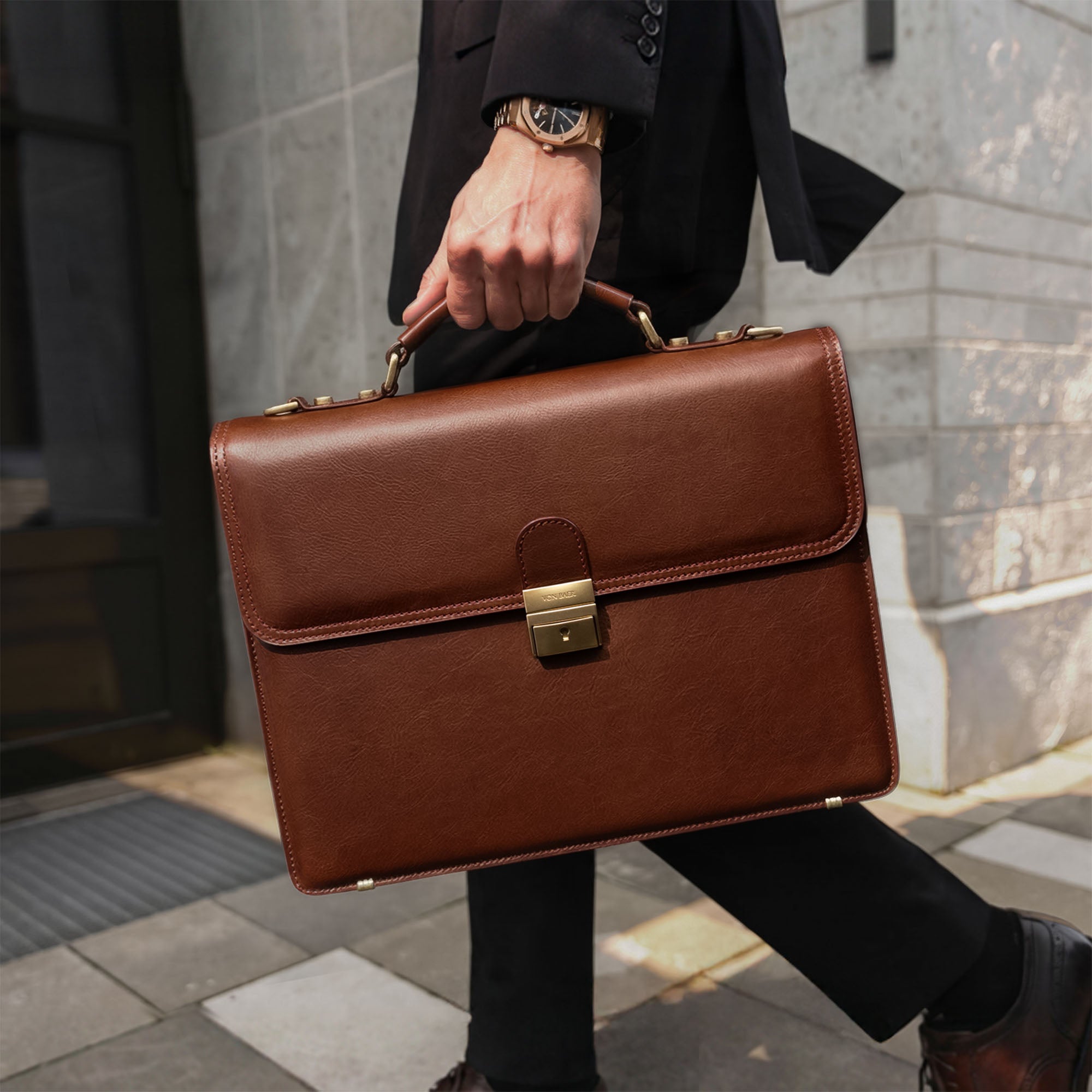 Diplomat Classic Men's Italian Leather Briefcase: Structured
