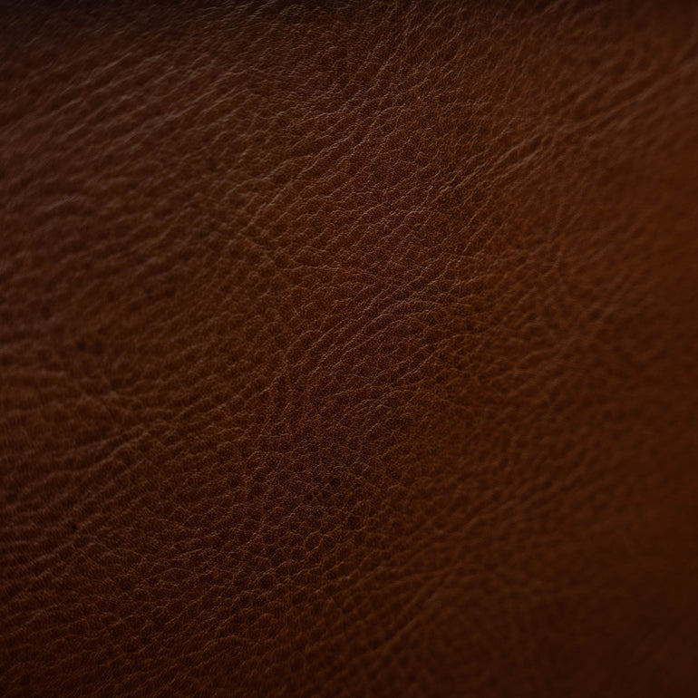 Von Baer diplomat men’s compact full-grain leather briefcase leather texture close-up showing premium material and craftsmanship.