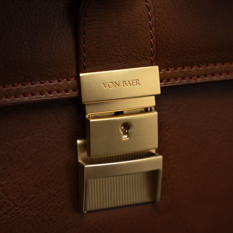 Von Baer diplomat men’s compact full-grain leather briefcase metal hardware closure close-up showing durable premium craftsmanship.