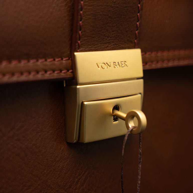 Von Baer diplomat men’s full-grain leather briefcase key lock closure close-up showing secure locking system for professionals and business use.
