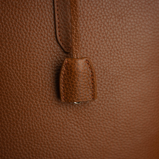 Von Baer Elegance cognac tan luxury leather tote bag close-up of key chain detail