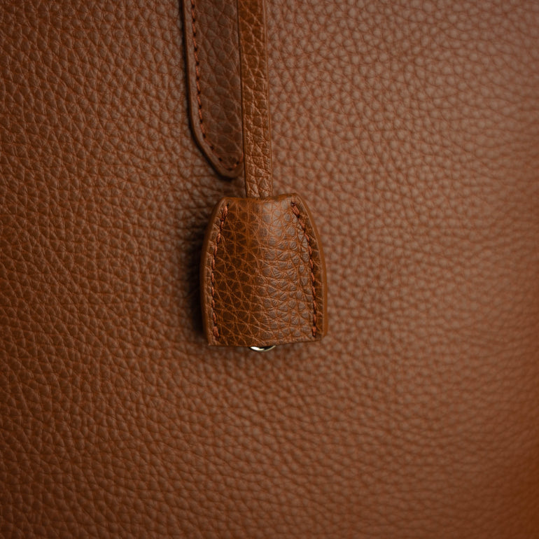 Von Baer Elegance cognac tan luxury leather tote bag close-up of key chain detail