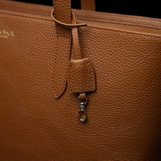 Von Baer Elegance cognac tan luxury leather tote bag close-up of keychain detail