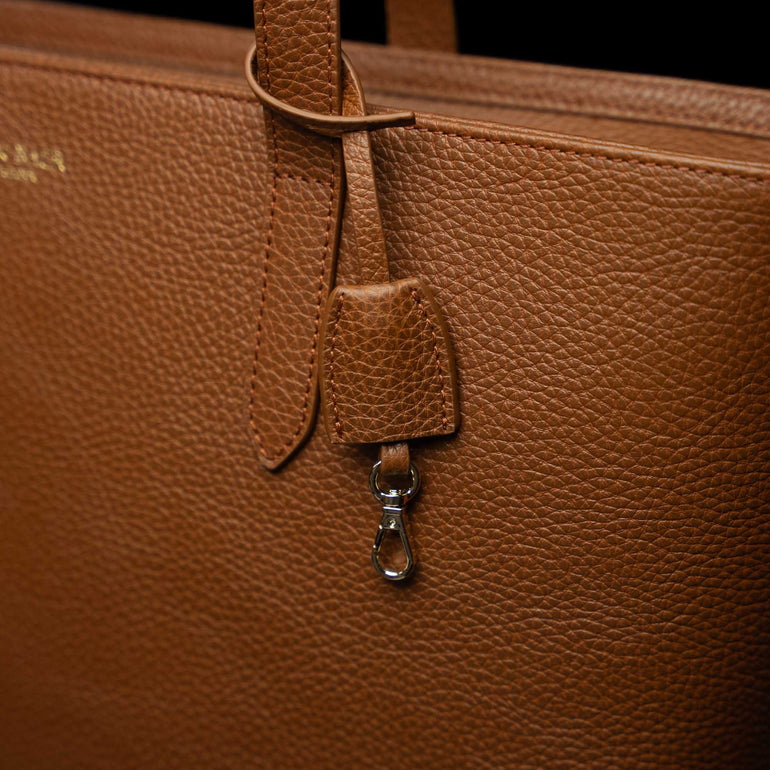 Von Baer Elegance cognac tan luxury leather tote bag close-up of keychain detail