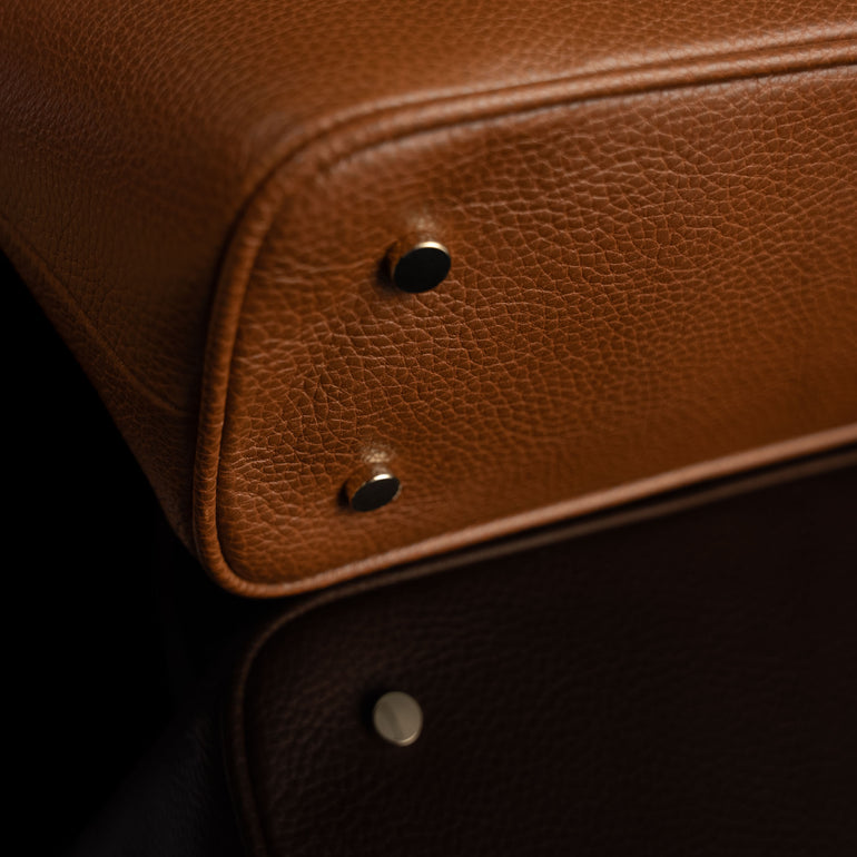 Von Baer Elegance cognac tan luxury leather tote bag close-up of protective metal feet