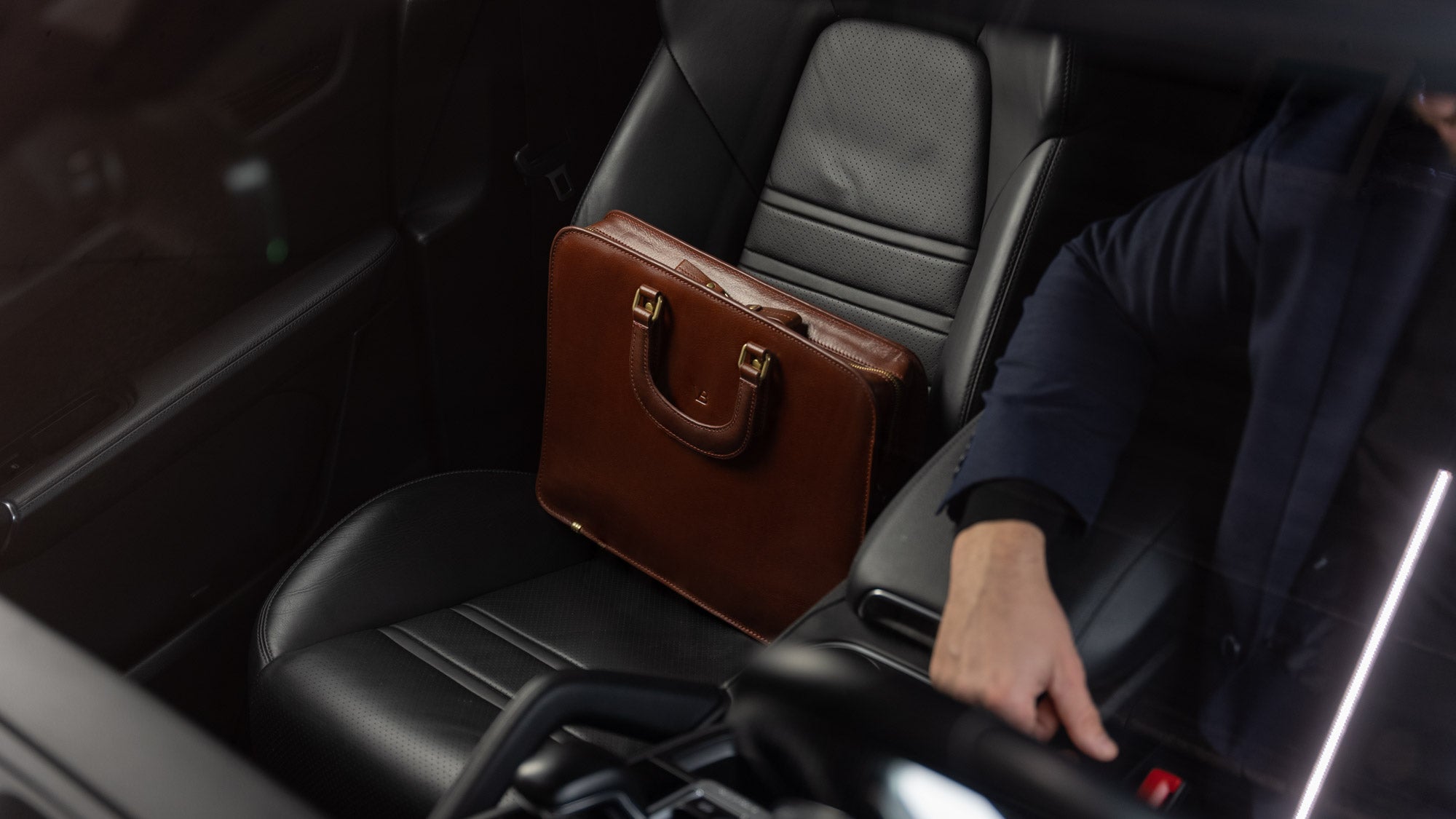 Men’s Von Baer elegant luxury slim full-grain leather laptop bag in the Porsche