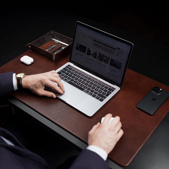 von-baer-executive-large-leather-desk-pad-pc-laptop-mat-brown-used-by-a-man-dressed-in-a-suit-working-on-his-macbook