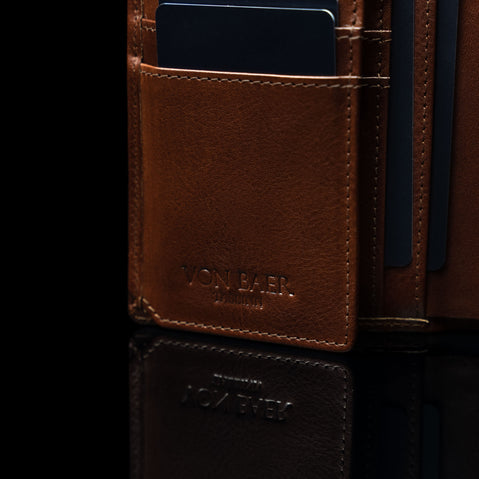von baer heritage premium mens leather trifold wallet brown logo close up