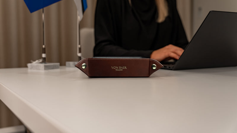 Von Baer Majestic luxury leather tray desk organizer, perfect as a gift, showcased in a slider.