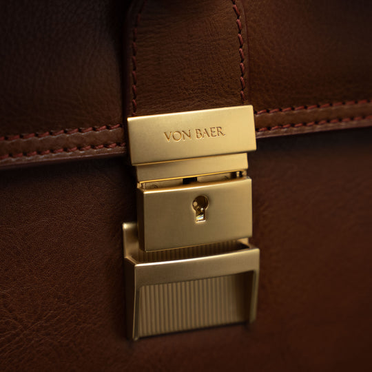 Von Baer No.3 men’s compact full-grain leather briefcase metal hardware closure close-up showing durable premium craftsmanship.
