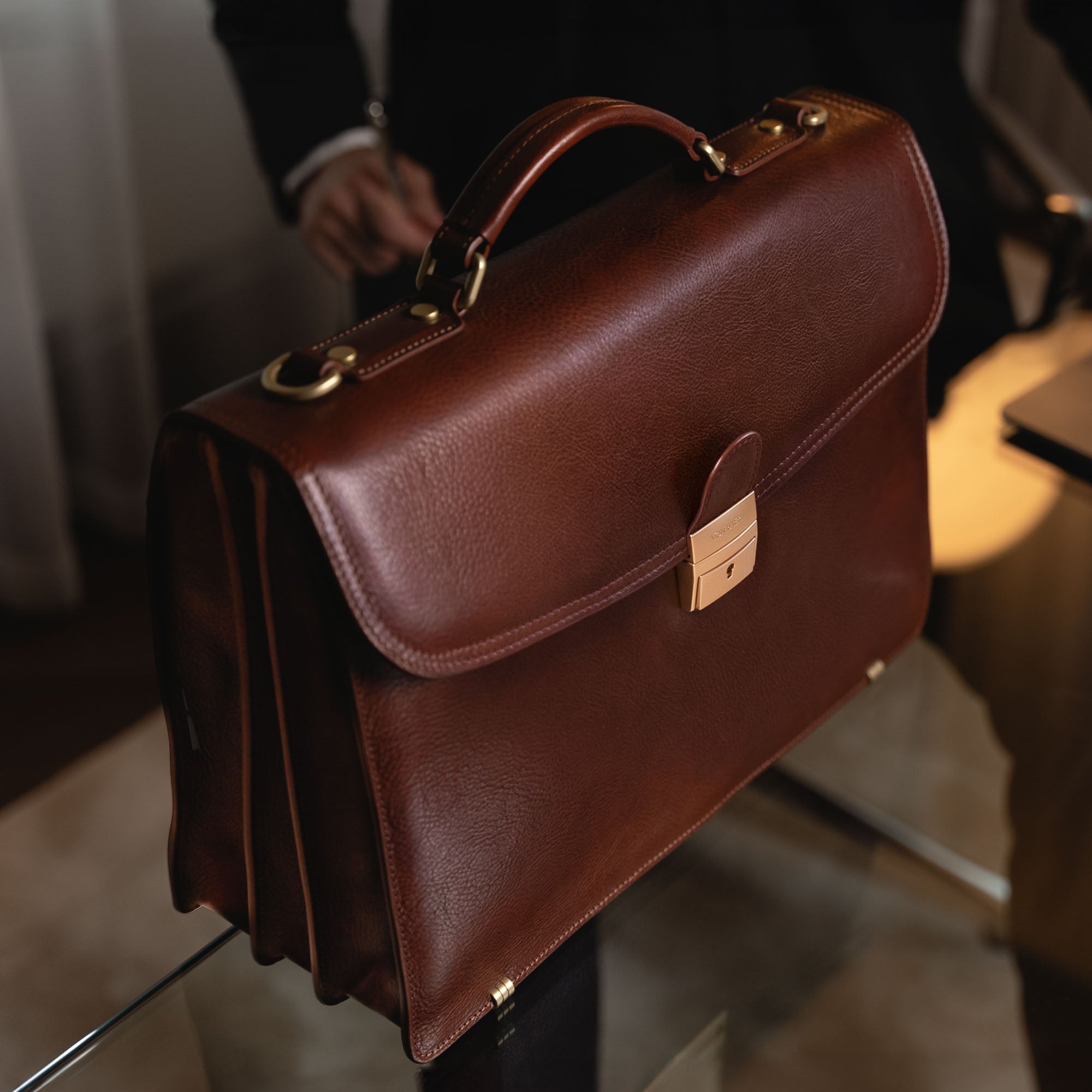 No.1 Large Men's Italian Leather Briefcase: Structured & Lockable