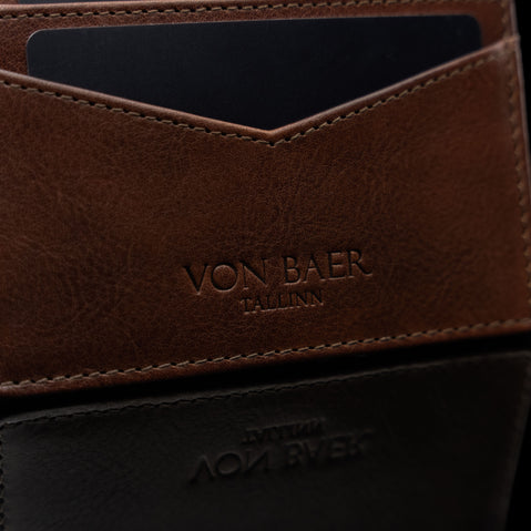 von baer tallinn minimalist mens slim leather card holder brown brand logo close up