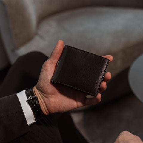 Von Baer Tallinn money clip, luxury high-quality Italian leather money clip wallet with RFID protection in the hands of a man, black color.