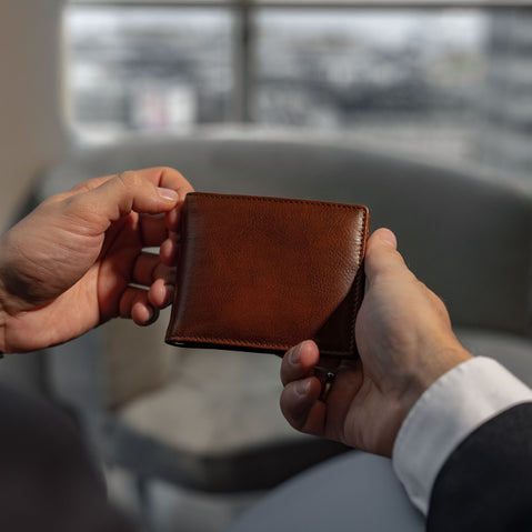 Von Baer Tallinn money clip, luxury high-quality Italian leather money clip wallet with RFID protection in the hands of a man.