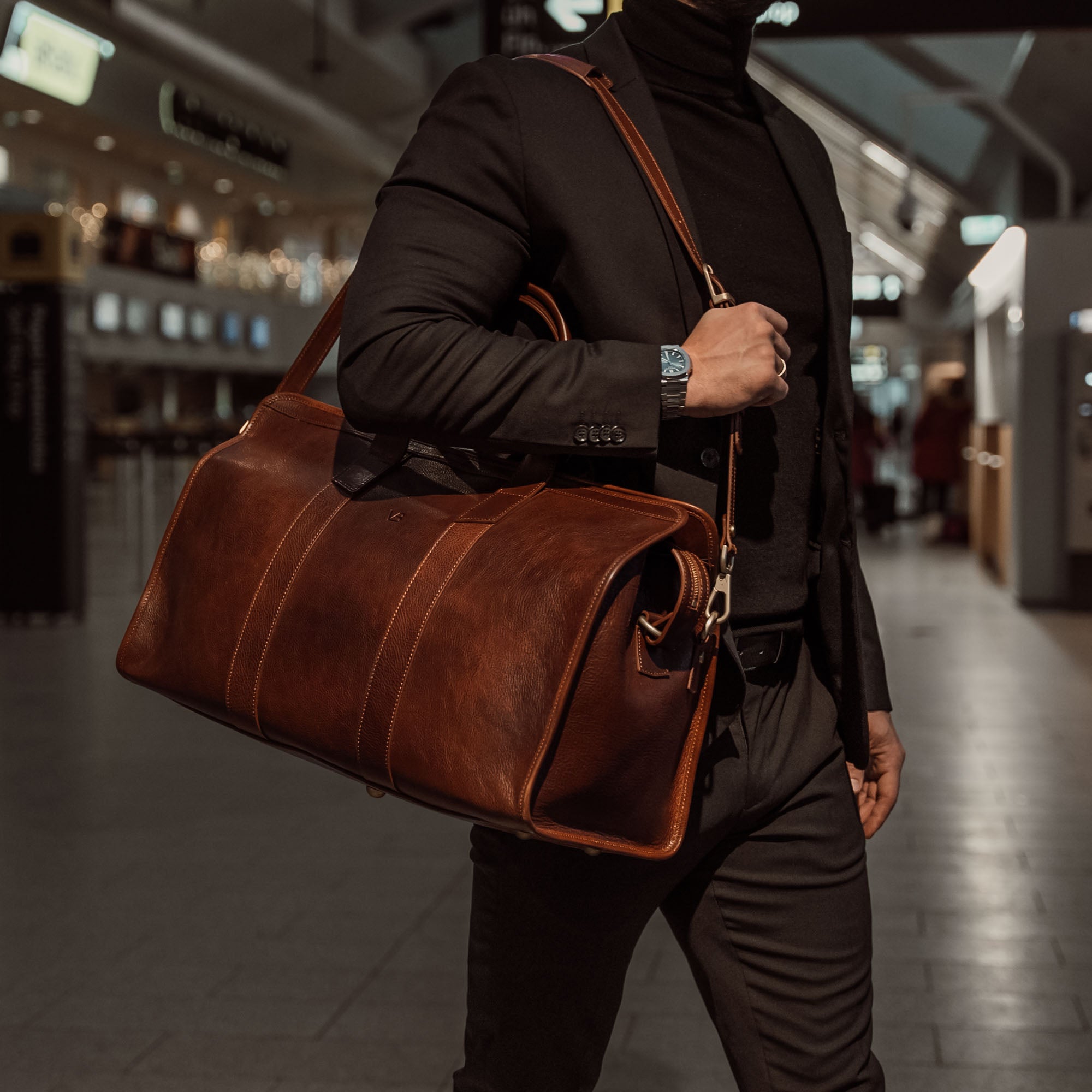 von baer weekender leather weekend bag for men with shoulder bag in the airport