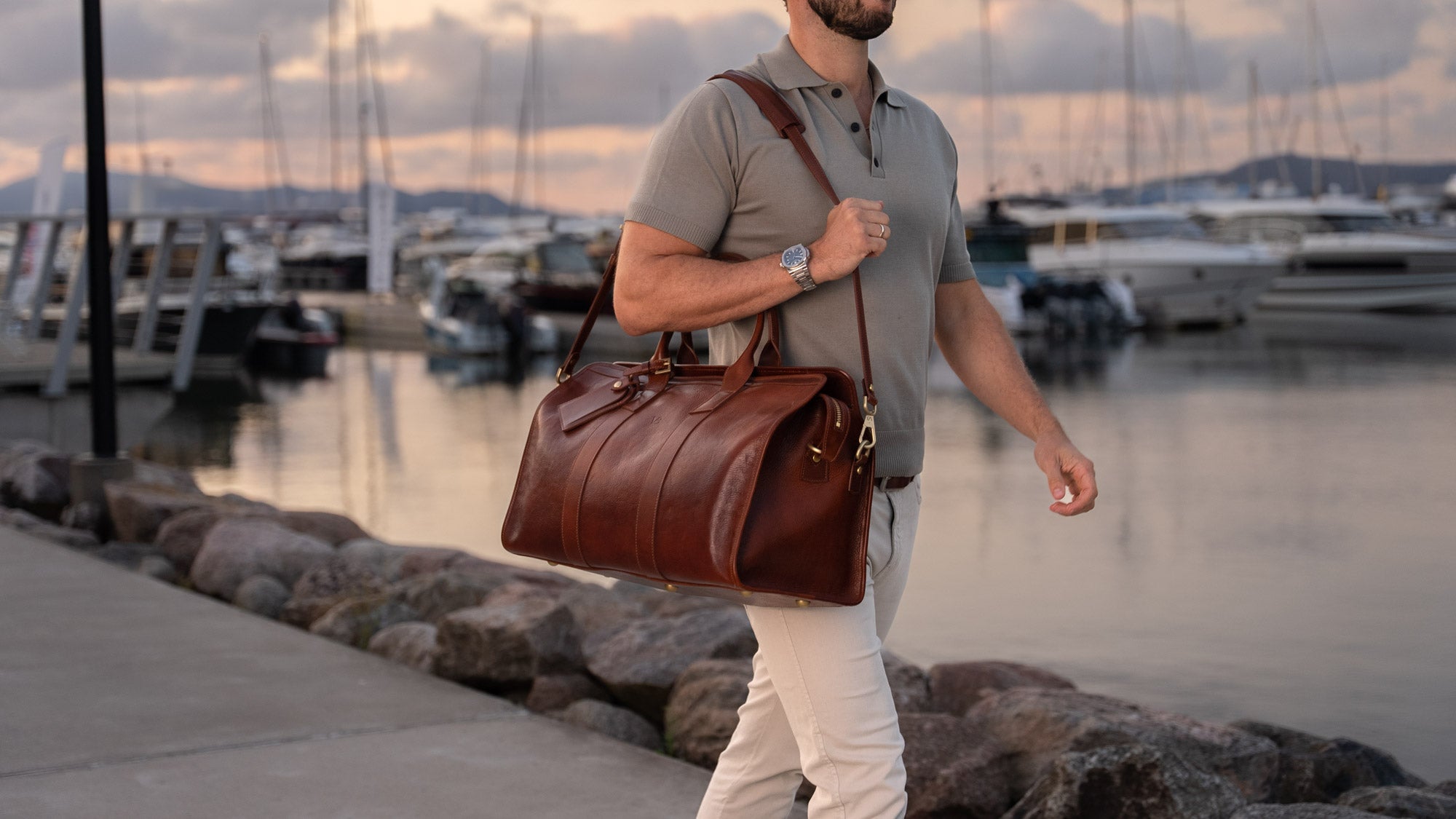 Von Baer Men's Full-Grain Leather Weekender Bag (Man Carrying, Luxury Marina)