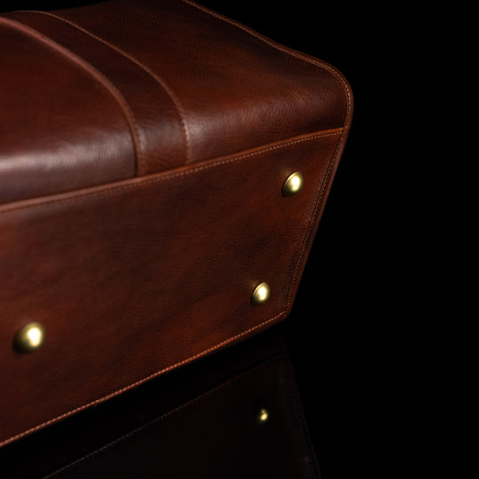 von baer weekender premium mens full grain leather weekend bag solid brown protective metal feet