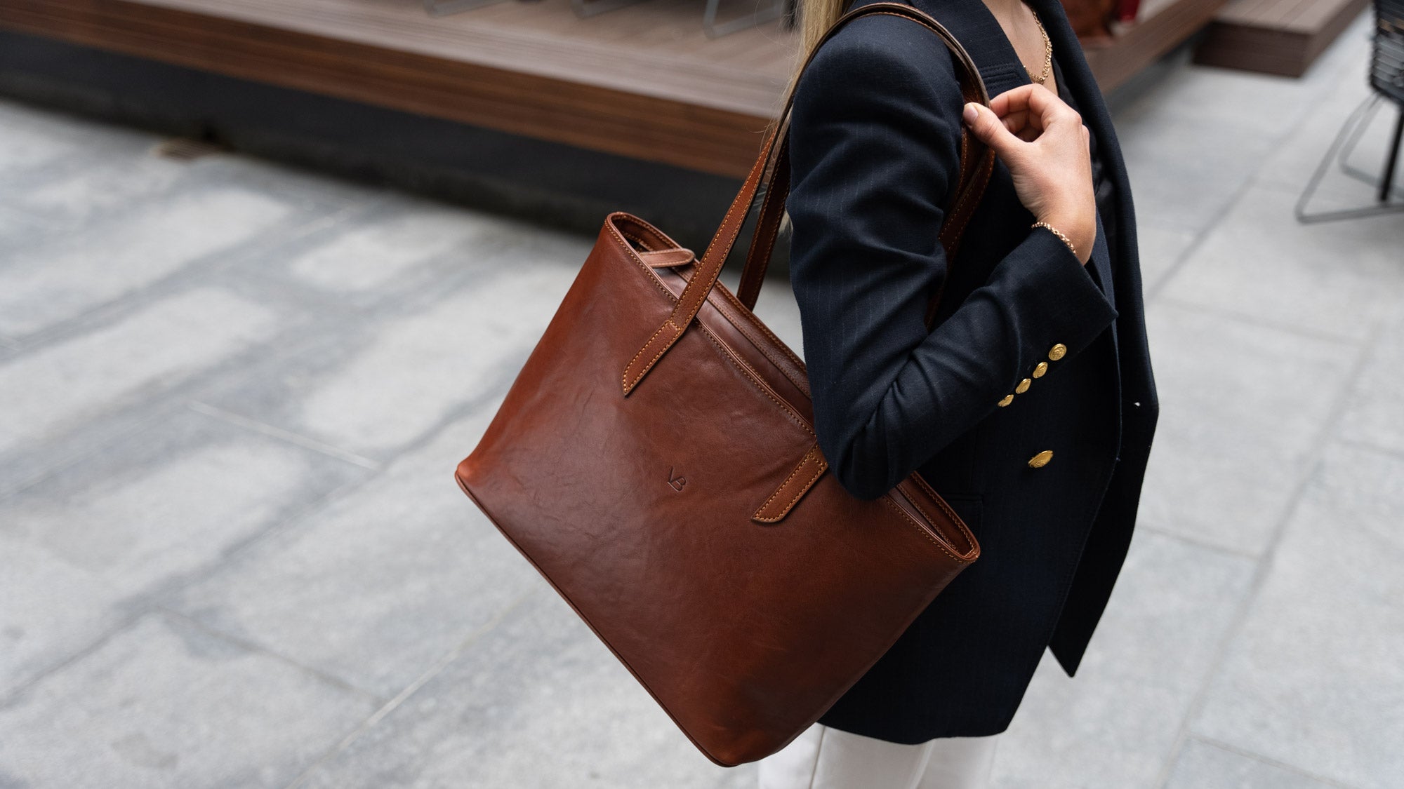 von baer elegance womens large leather tote bag brown with female model slider